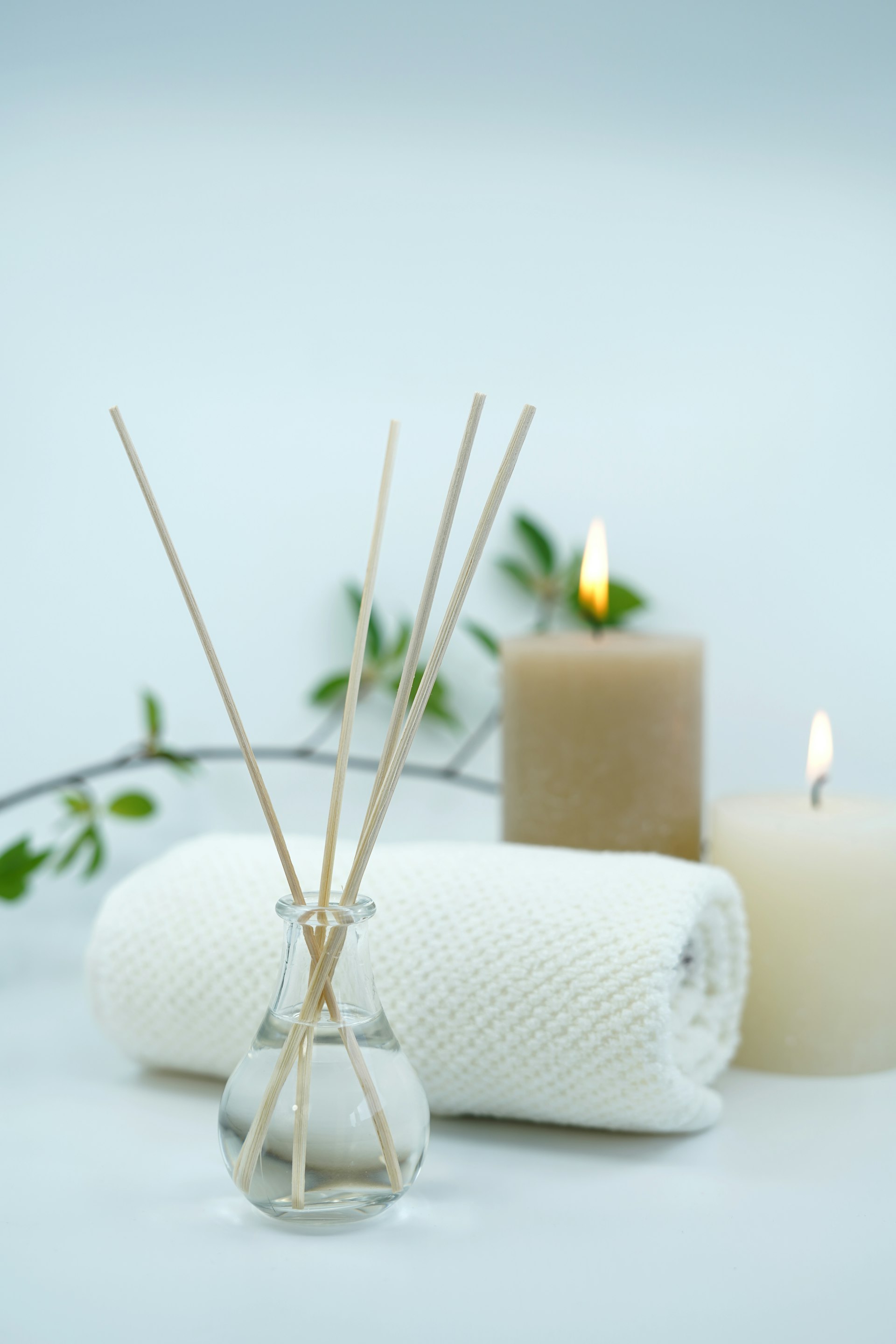 Ruhige Praxisatmosphäre mit Duftöl, Kerzen und weichem Handtuch