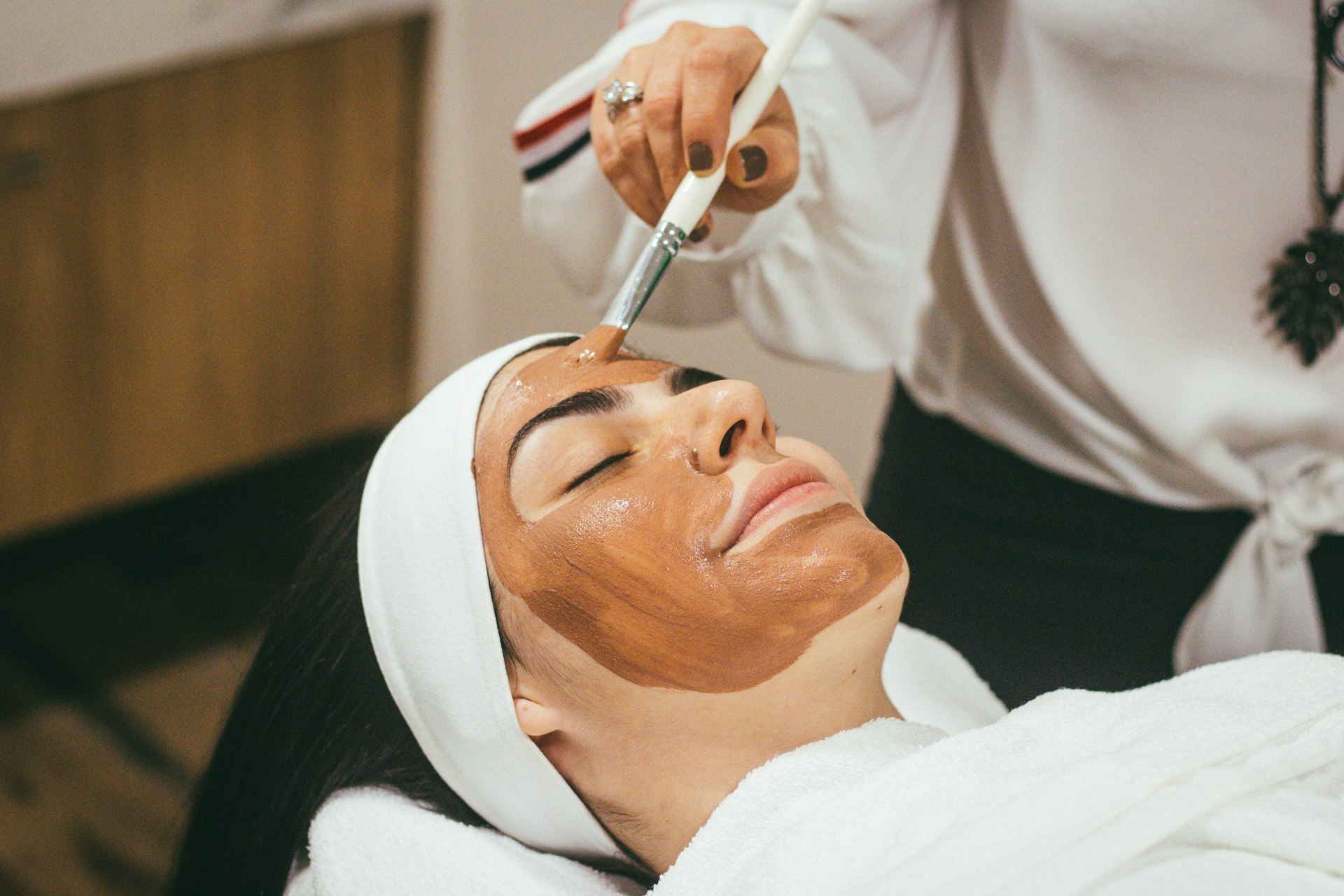 Kosmetische Gesichtsbehandlung mit sanfter Maske